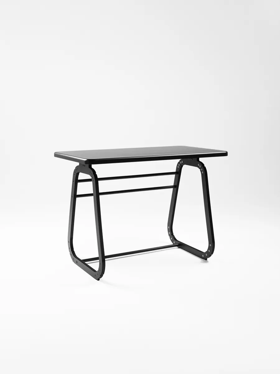 The assembled Arte table in black