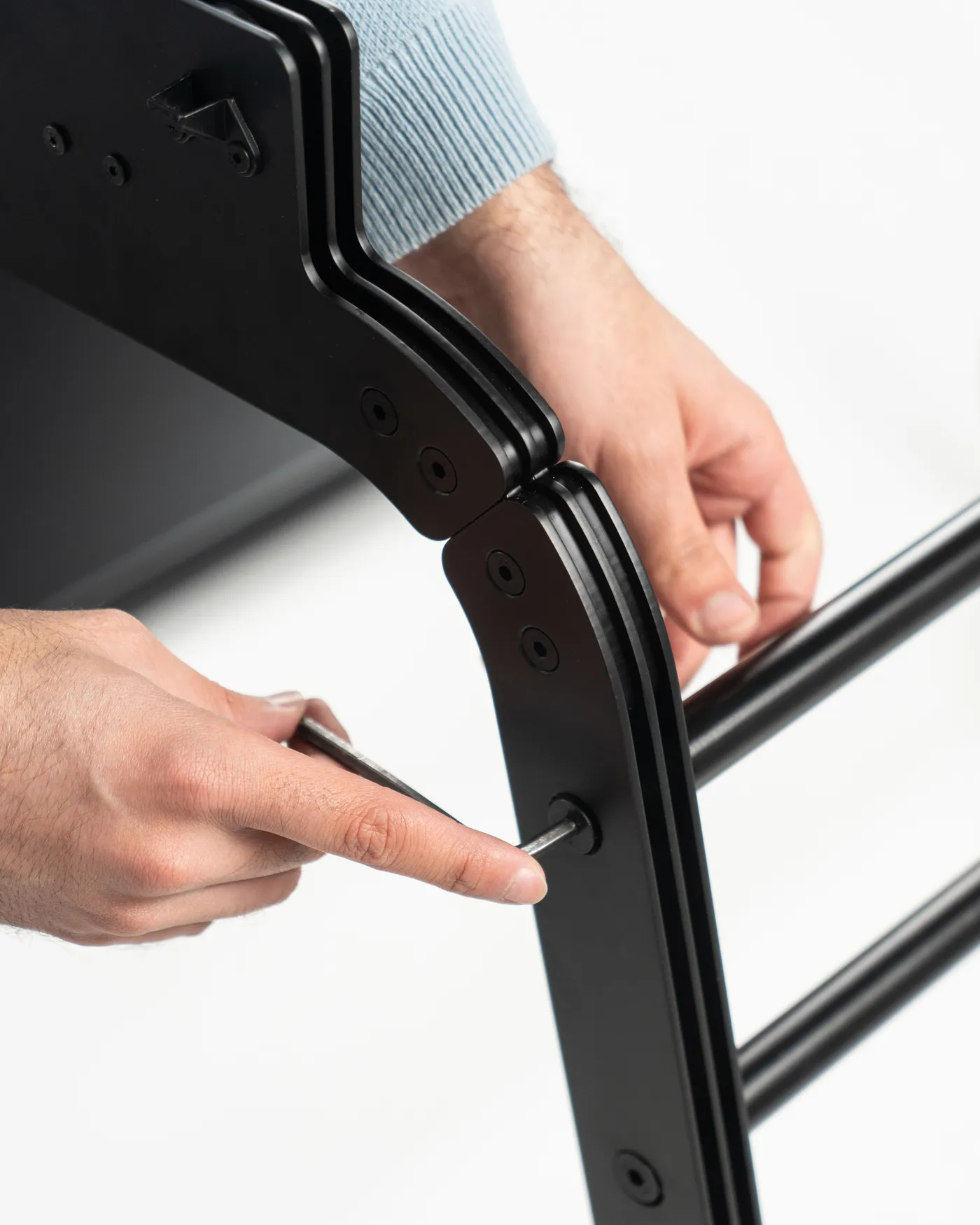 Tightening the leg connector by hand