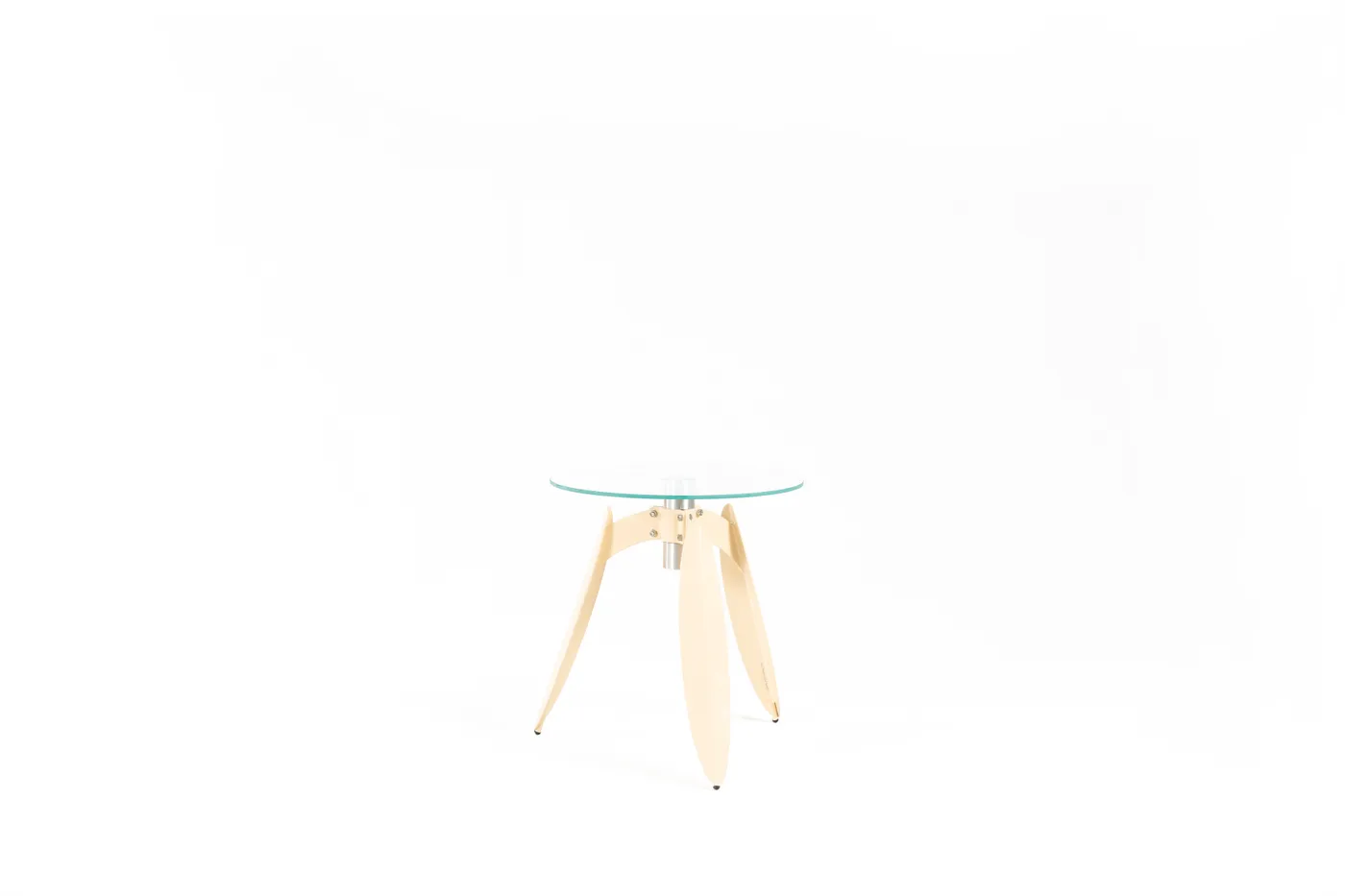 Dot table in profile, its three legs meeting the glass