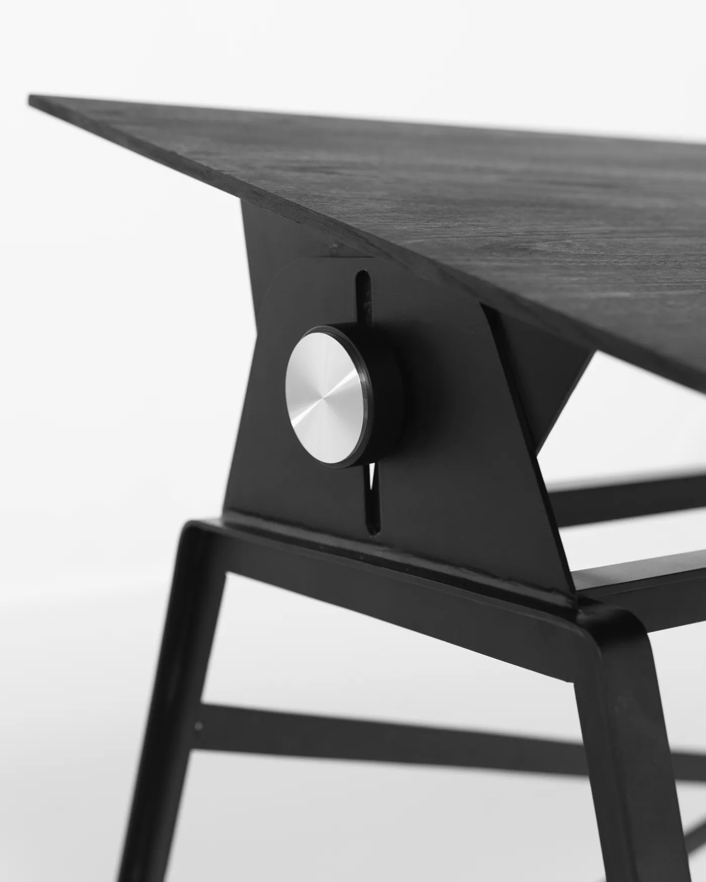 The steel leg mechanism that sets Makran's height and tilt