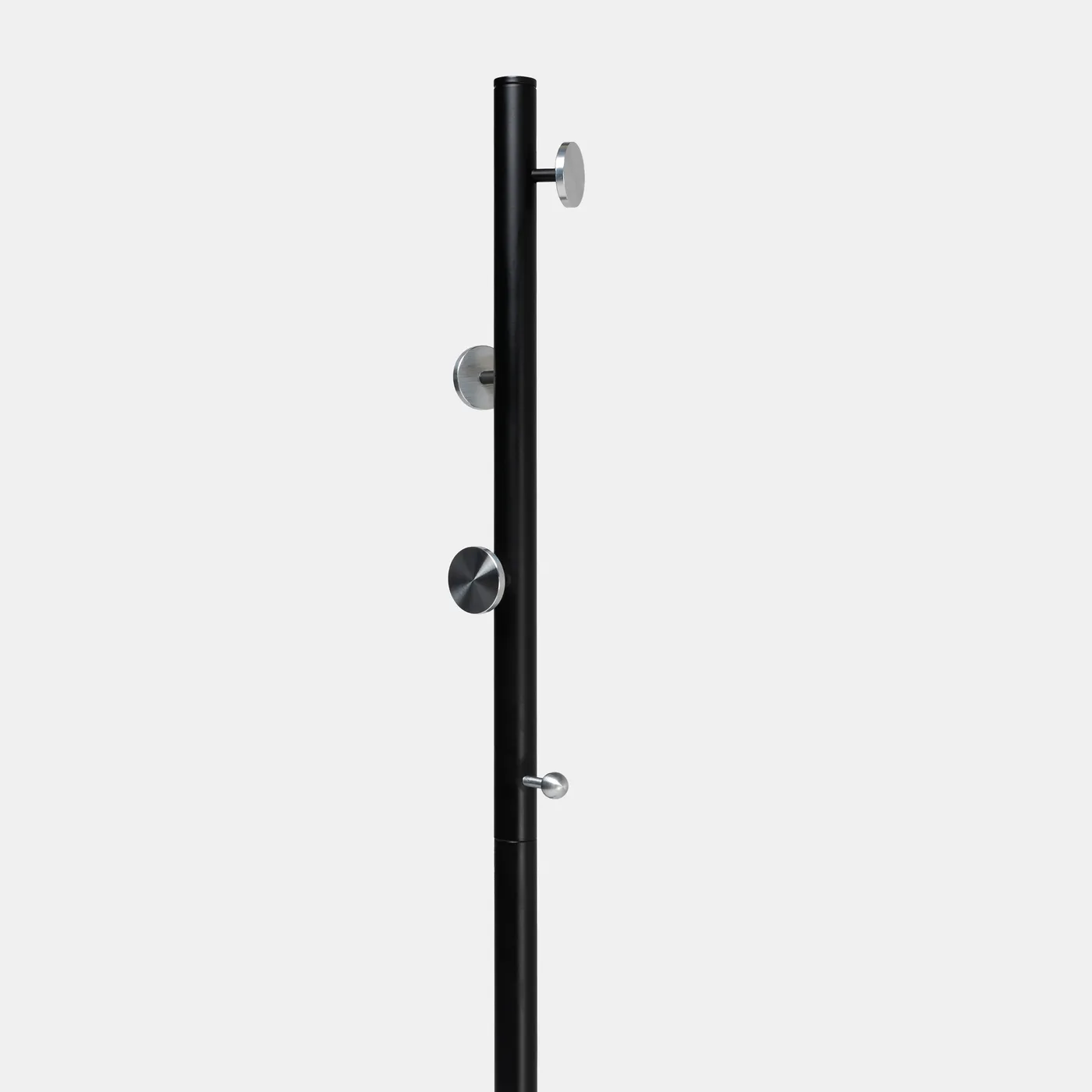 Detail of the disc hooks along the stem